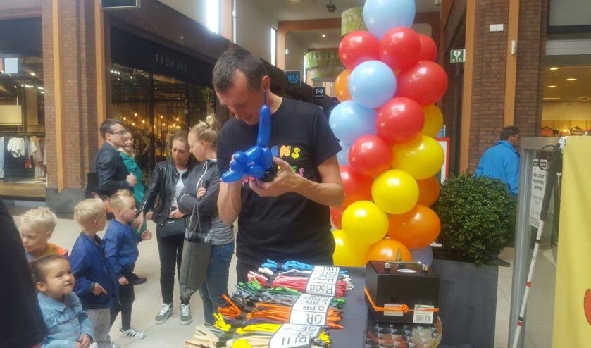 Kinderen staan in de rij om een leuke balloncreatie van Jeroens Balloons te krijgen.