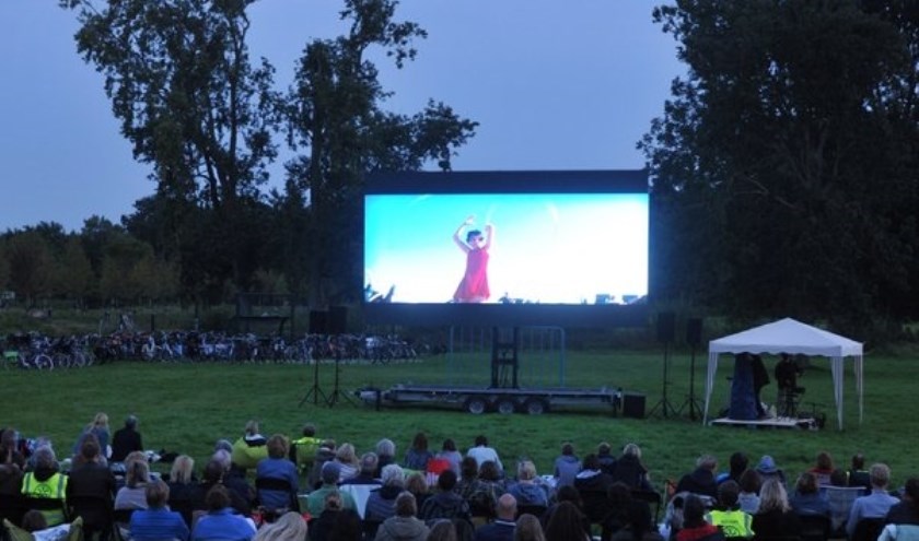 Genieten van de film en de open lucht.