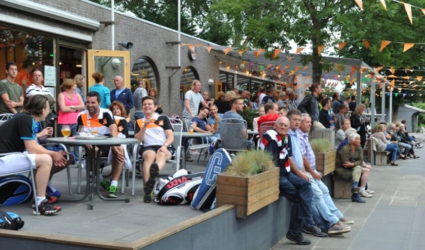 Deelnemers en bezoekers op het terras van het Lobbiefest van KLTV.