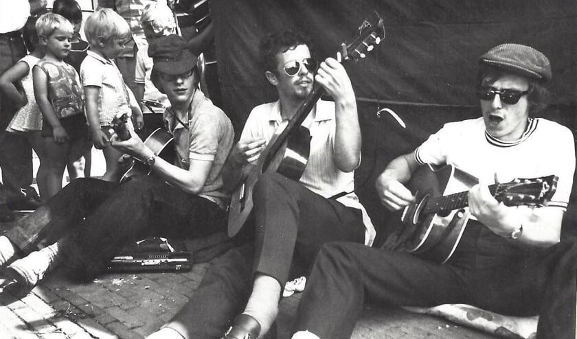 Gitaristen uit 1970 staan van links naar rechts Jos van Buggenum, Paul Marselje en Hans Invernizzi. Het marktoverzicht laat een van de eerste drie kunstmarkten in 1970 op de Oostkolk zien. Daarna verhuisde de markt naar de Westkolk, waar die nog altijd plaatsvindt.