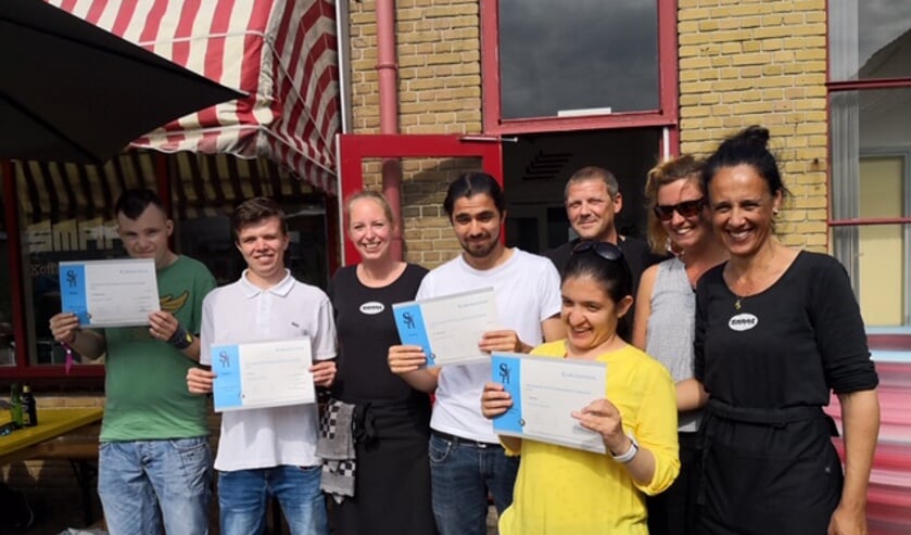 Trotse leerlingen met hun certificaten en een heel trots SMAAK team.