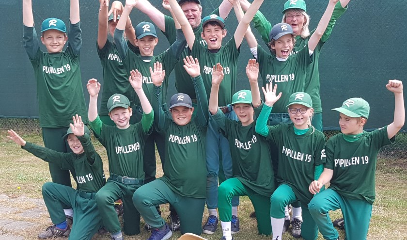 De kampioensploeg van de Rooswijk- pupillen.