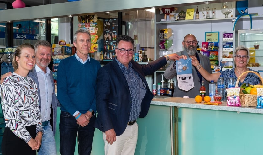Lof voor Kora en Eelke van der Hak (rechts) van Badgast, die het certificaat uit handen van Mario Hegger krijgen. Verder op de foto v.l.n.r. Floor Volker, manager van het zwembad Freek Eshuis en Jan Cor de Boer (directeur van Spurd).