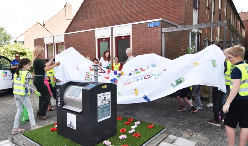 Wethouder Kholoud al Mobayed onthulde 3 juli een bloementapijt rondom een ondergrondse afvalcontainer in de Kersenboogerd.