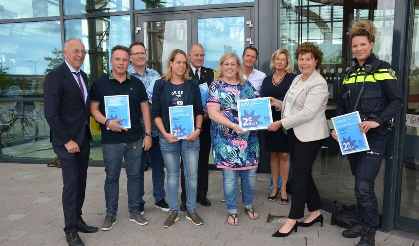*Van links naar rechts:
Maarten Duijn, Centrum voor Criminaliteitspreventie en Veiligheid (CCV); Guido de Lange, ondernemer en deelnemer werkgroep KVO; Manfred Kloet, ondernemer en deelnemer werkgroep KVO; Nancy Dijkstra, gemeente Langedijk; Ron Schruijer, brandweerzorg bij Veiligheidsregio Noord-Holland Noord; Debby Bruins, voorzitter van de werkgroep KVO; twee belangstellenden, Leontien Kompier, burgemeester gemeente Langedijk; Afra de Boe
