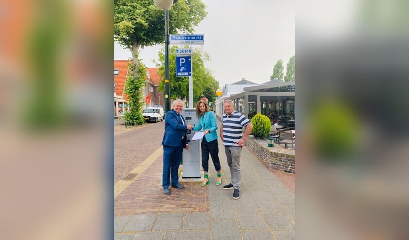 Bianca Meijer en Cees Berkhout bieden de handtekeningen aan aan wethouder Jan Houtenbos (l).