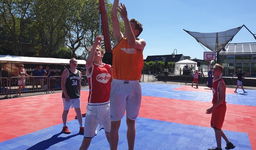 Veel strijd tijdens het basketball street event.