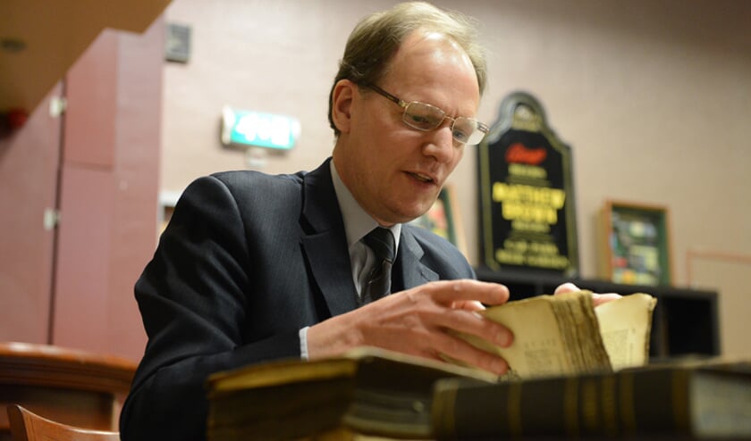 Taxateur Arie Molendijk komt naar de Westerkerk in Enkhuizen.