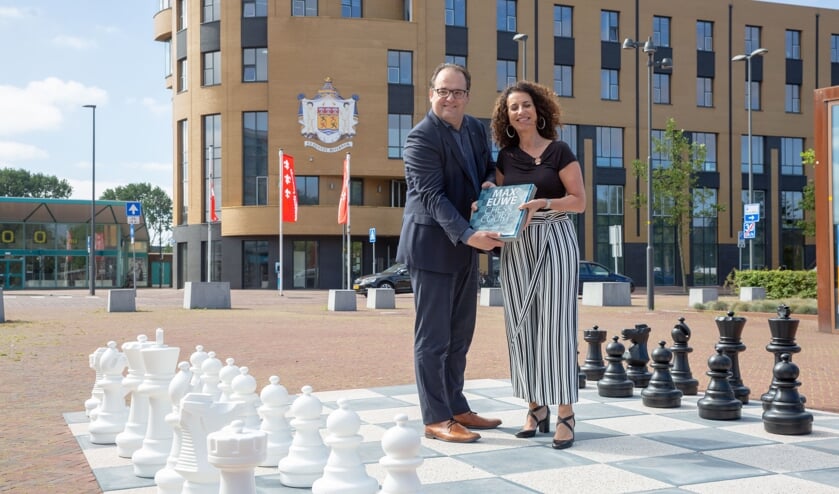 Het Max Euweplein in Beverwijk is officieel geopend door de wethouder Ferraro (links) en Niele.