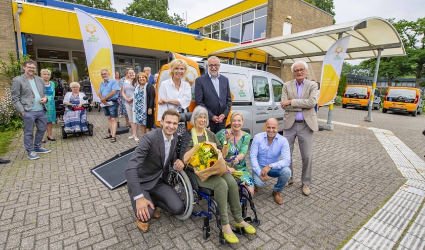Onthulling elektrische zonnebloemauto.