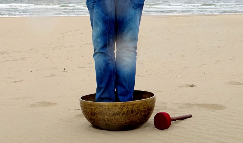 Nestel je in een klassieke rieten strandkorf, of maak het jezelf comfortabel door lekker te gaan liggen op een mat.