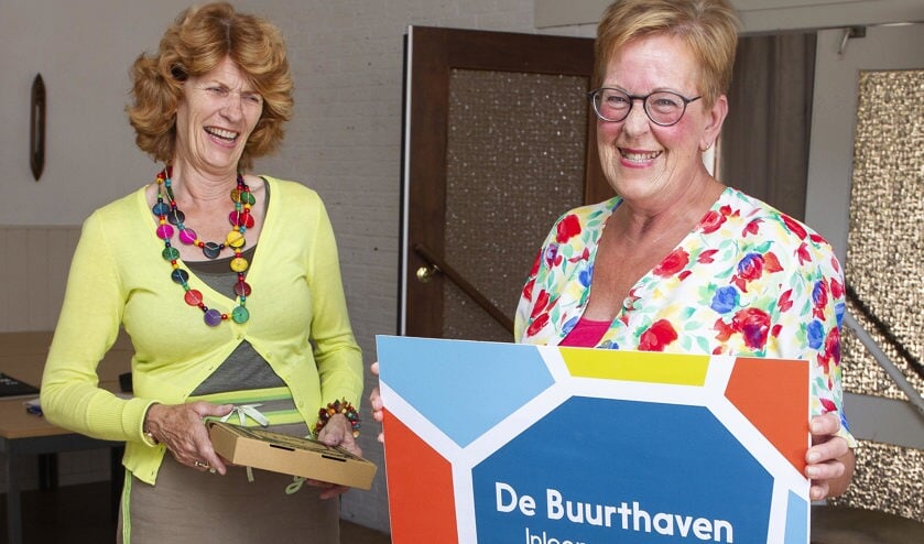 Afgelopen week ontving de prijswinnares een dinerbon uit handen van wethouder Tjitske Biersteker-Giljou