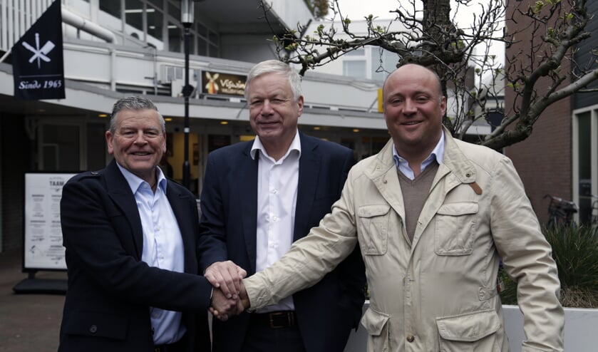 Otto van Haarlem (l), wethouder Richard Quakernaat en Paul Plemp (r).