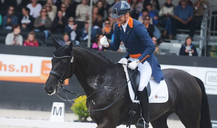 Theo Hanzon geeft een clinic over het opleiden van paarden en sluit af met een kür op muziek.