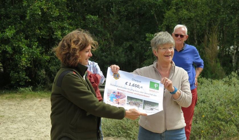 Anneke den Ouden overhandigde de cheque aan Patricia van Lieshout, manager van het buitencentrum.