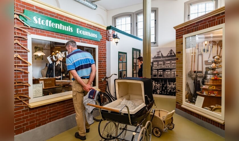 Oude interieurs en winkeltjes bekijken in het Museum van de 20e Eeuw.
