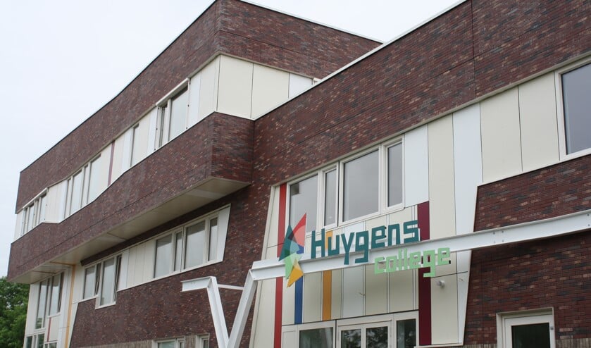 Het nieuwe logo bij de nieuwe ingang van de school aan de Middenweg.
