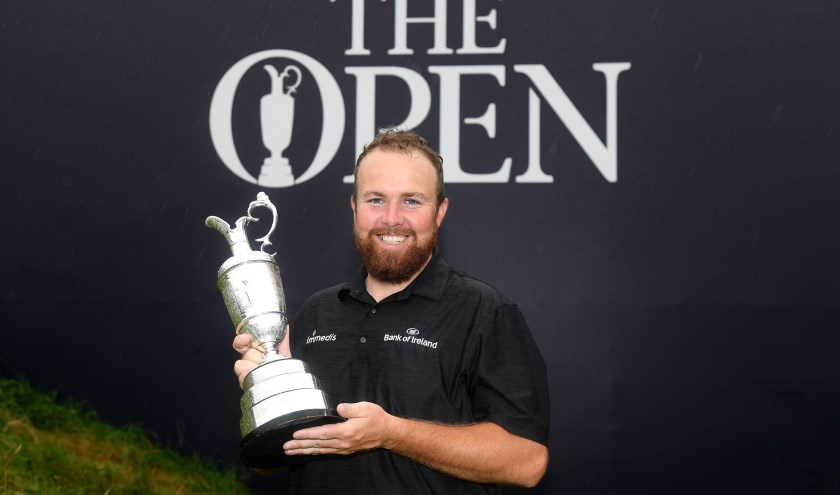 Shane Lowry poseert trots met de befaamde Claret Jug, die later op de avond werd gevuld met Guinness,