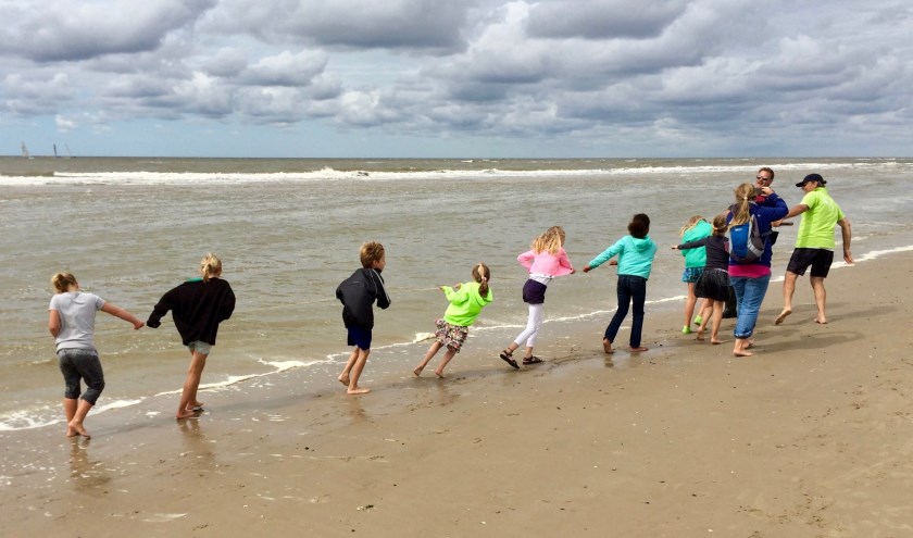 De IVN-gidsen gaan weer korren in de branding van Bergen aan Zee.