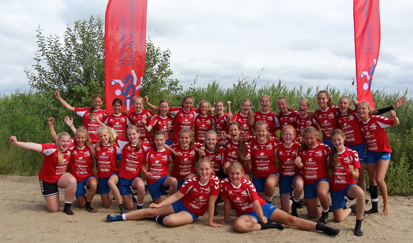 De meiden van DSS doen mee aan het NK beachhandbal.