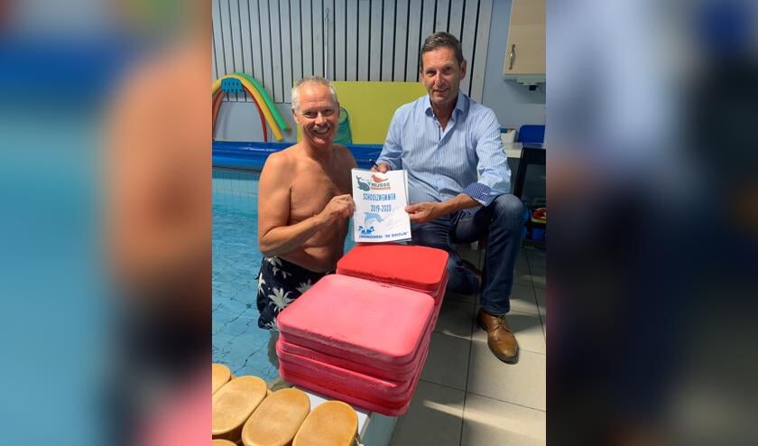 Meerwerf Basisschool Dr. Jac. P. Thijsse tekende contract met zwemschool de Dolfijn van Andre Boon.