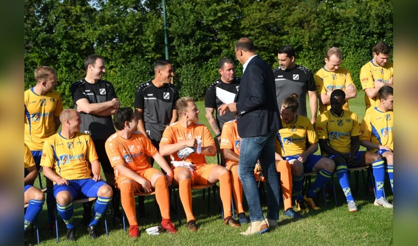 De spelers maken zich op voor de elftalfoto.