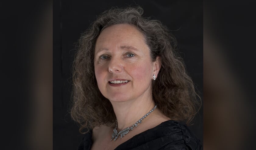 De cantate wordt gezongen door Caroline Stam en begeleid door een klein orkest van strijkers en blazers.