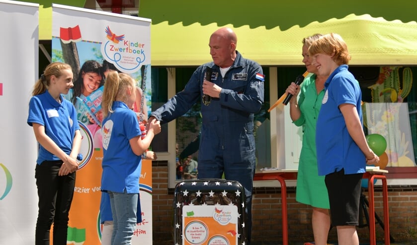 André Kuipers bezoekt obs de Sterrenwachter.