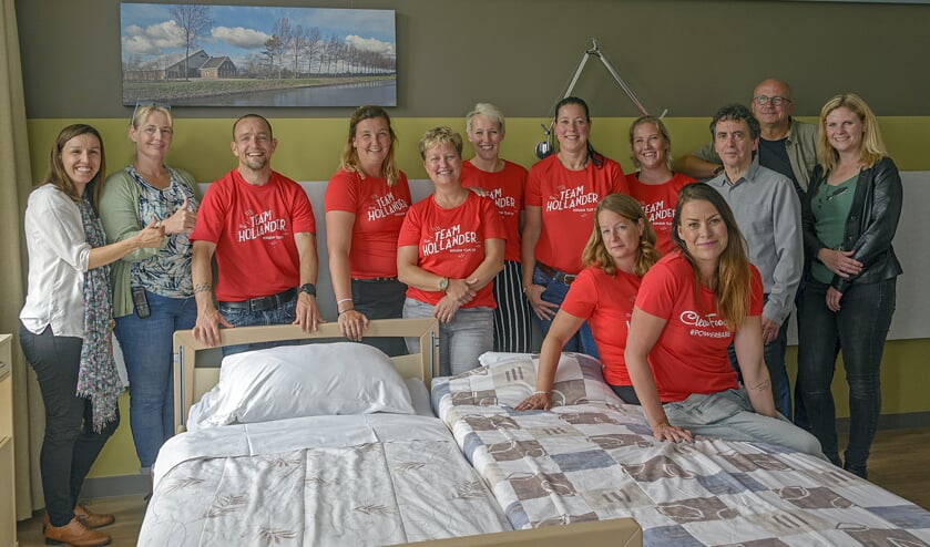 Leden van Roparunteam Hollander, medewerkers van Roparun en Netwerk Palliatieve Zorg Amstelland & Meerlanden en Bardo rondom het koppelbed.