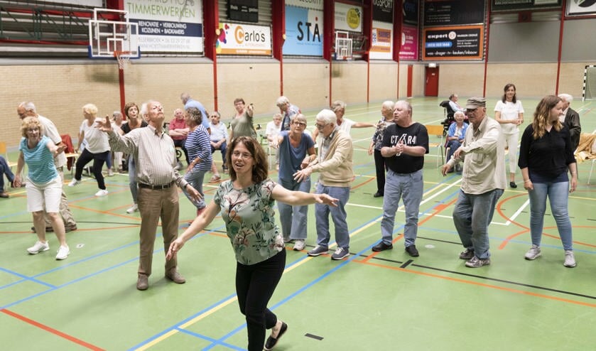 Dansende ouderen tijdens de Beweegdag.