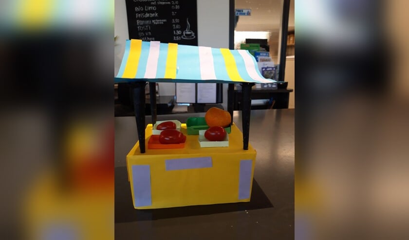 Kinderen kunnen hun eigen zonnige marktkraam knutselen bij MAK Blokweer.
