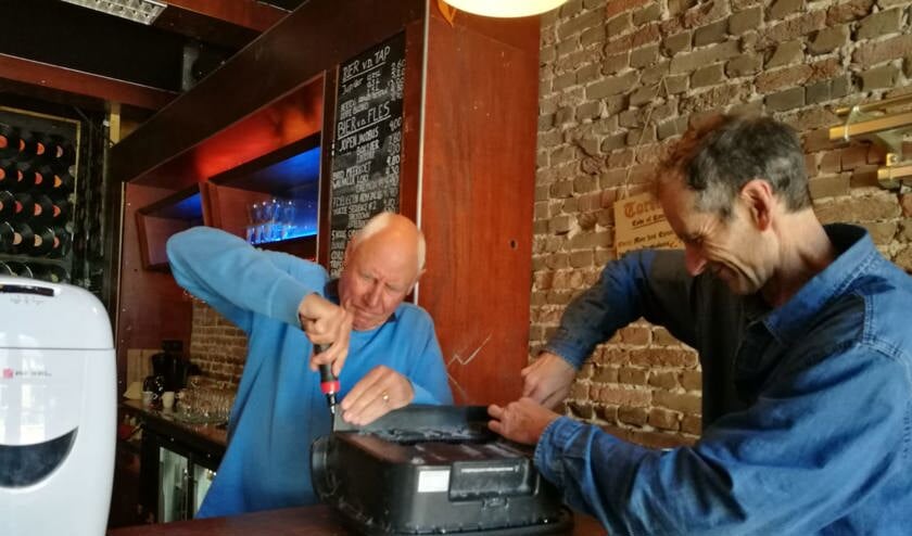 Bij het Repair Café kun je je kapotte spullen laten repareren.