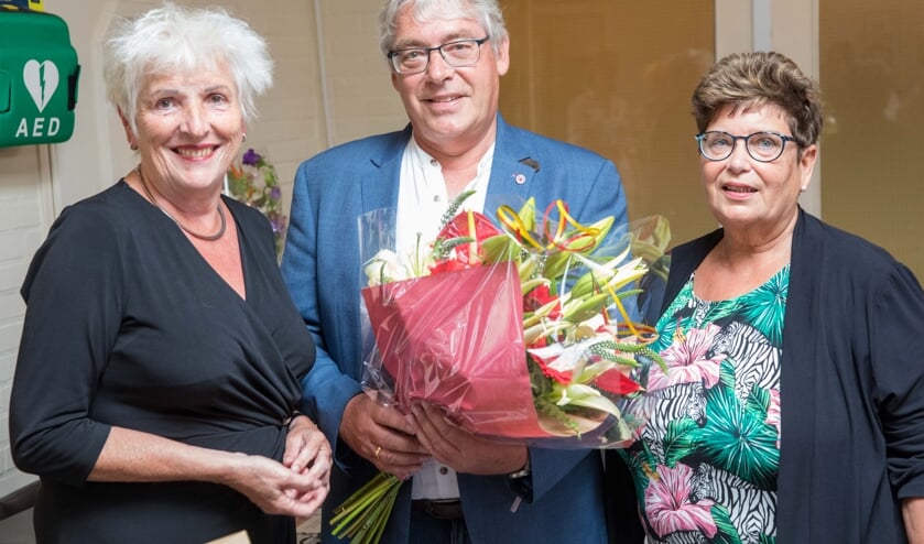 Burgemeester Hetty Hafkamp (l) bedankt John van Woezik voor zijn enthousiasme en inzet.