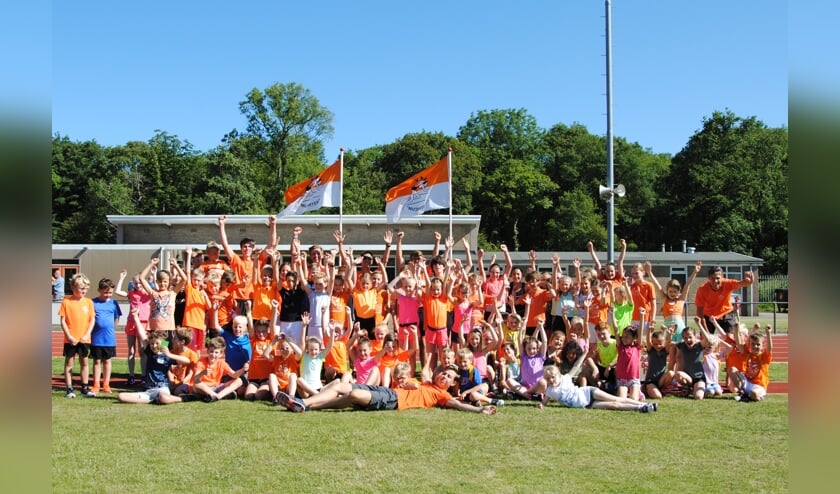 De pupillen van AVC en hun begeleiders bij elkaar.