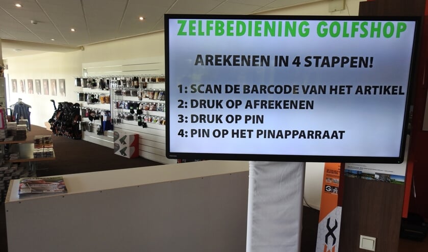 De shop van Rob Roest in het clubhuis van de Heemskerkse: zelfbediening!