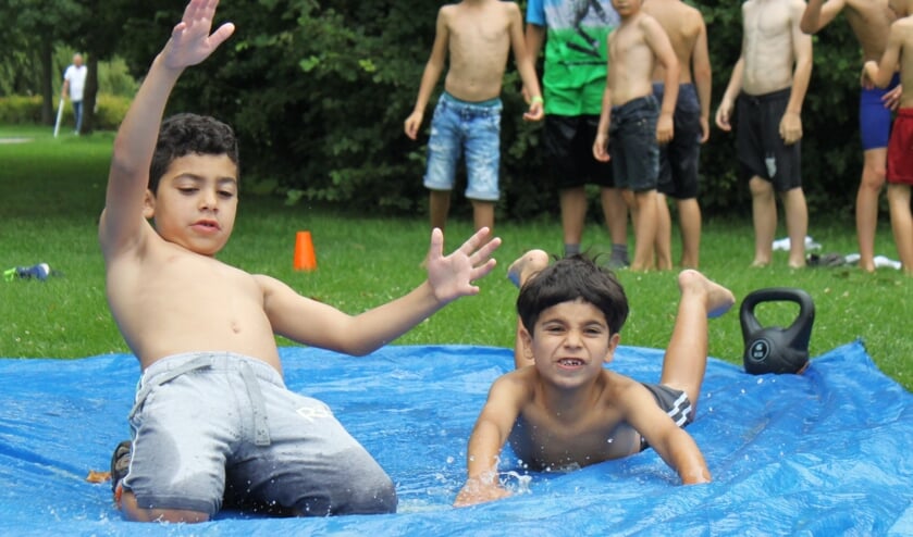 Kinderen vermaken zich volop tijdens de zomervakantie.