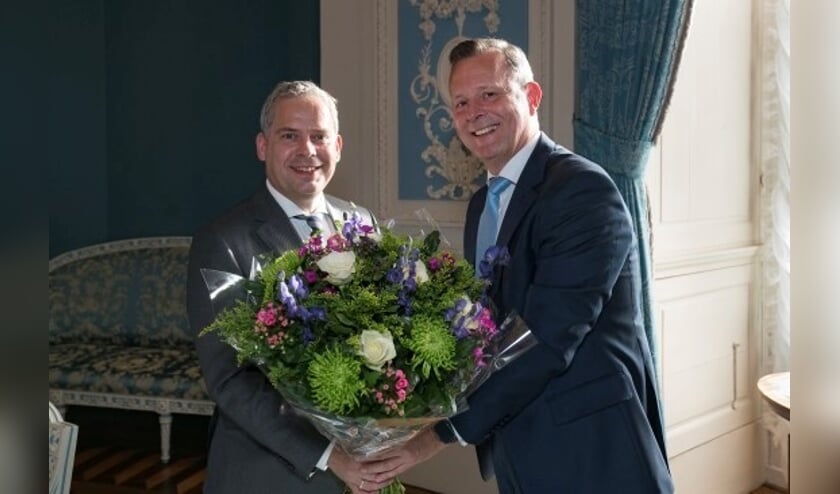 Arthur van Dijk feliciteert Dennis Straat