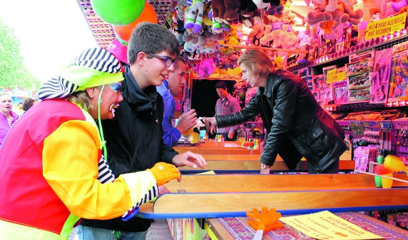 Clown Willy gaat met de cliënten op stap en gaat diverse attracties in.