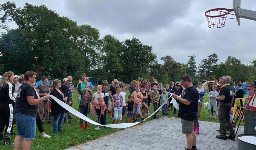 Kinderen openen Buurtcamping Agathepark traditioneel met: door de pleerol te rennen.