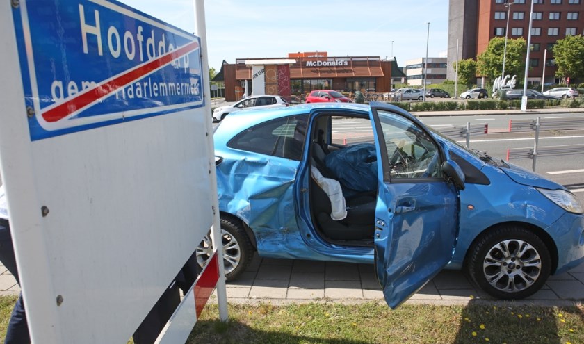 Bij het ongeval waren twee auto's betrokken. Beide raakten flink beschadigd.
