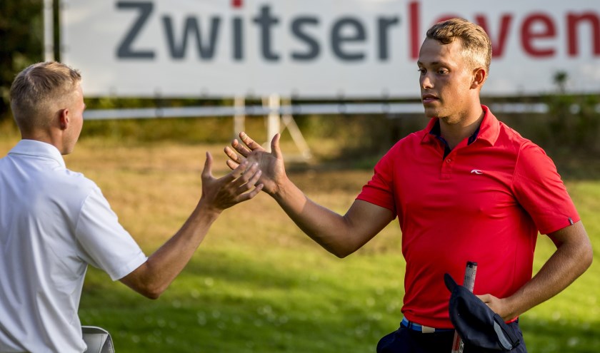 Klaar. Koen Kouwenaar neemt op de achttiende de felicitaties in ontvangst nadat zijn eindzege binnen is.