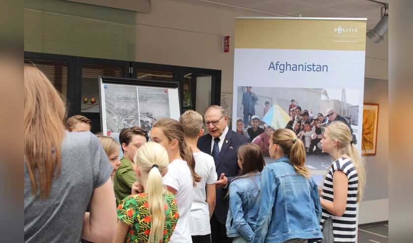 Scholieren bezoeken de tentoonstelling Veterans' View