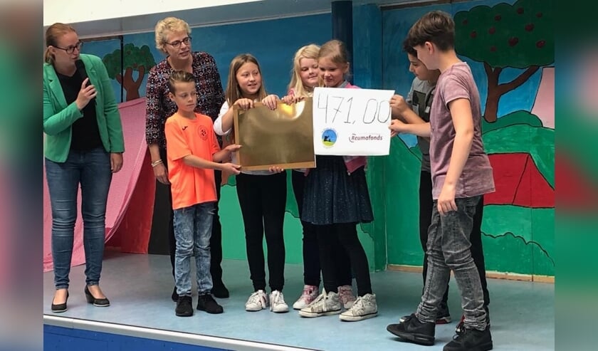 Overhandiging van de cheque aan ReumaNederland