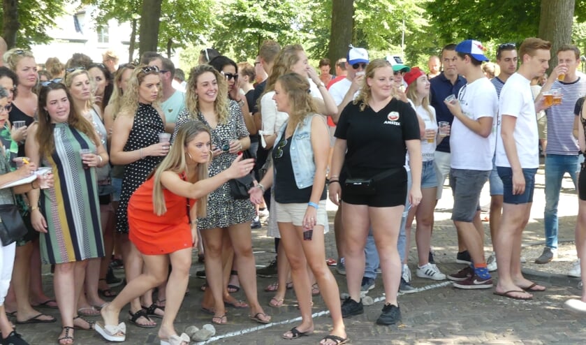 Damesteam bij het steenwerpen.