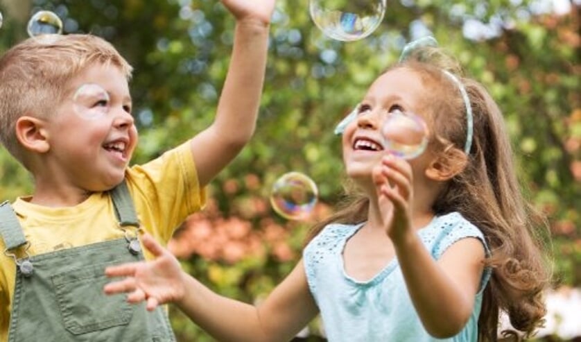 Peuters en kleuters vermaken zich met allerlei spelletjes.