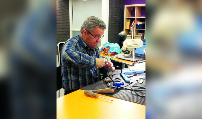 Vrijwilligers van het Repair Café Heerhugowaard fixen alles wat kapot is.