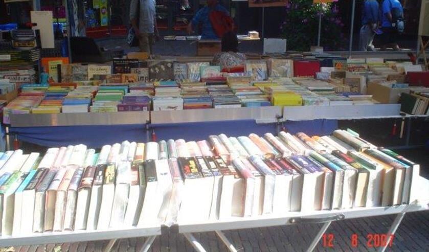 Het Bergense Plein staat zondag 11 augustus helemaal vol met boeken. 