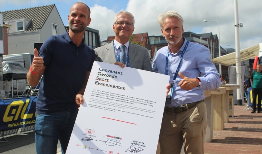 Het officiële moment van de ondertekening, met links JOGG-ambassadeur Erben Wennemars, in het midden wethouder Pieter Dijkman en rechts Vincent Thijssen van Alkmaar Sport.