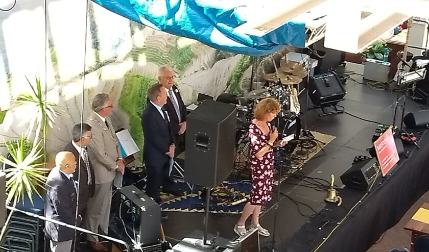 Het openingswoord werd vorig jaar verricht door wethouder Tjitske Biersteker. Ook aanwezig op de foto: voormalig burgemeester van Den Helder Koen Schuiling.