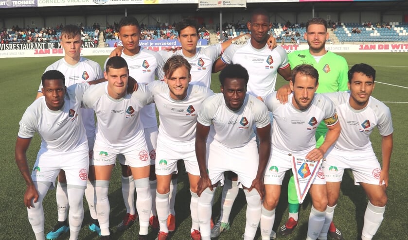 Het elftal van Telstar is klaar voor de match.